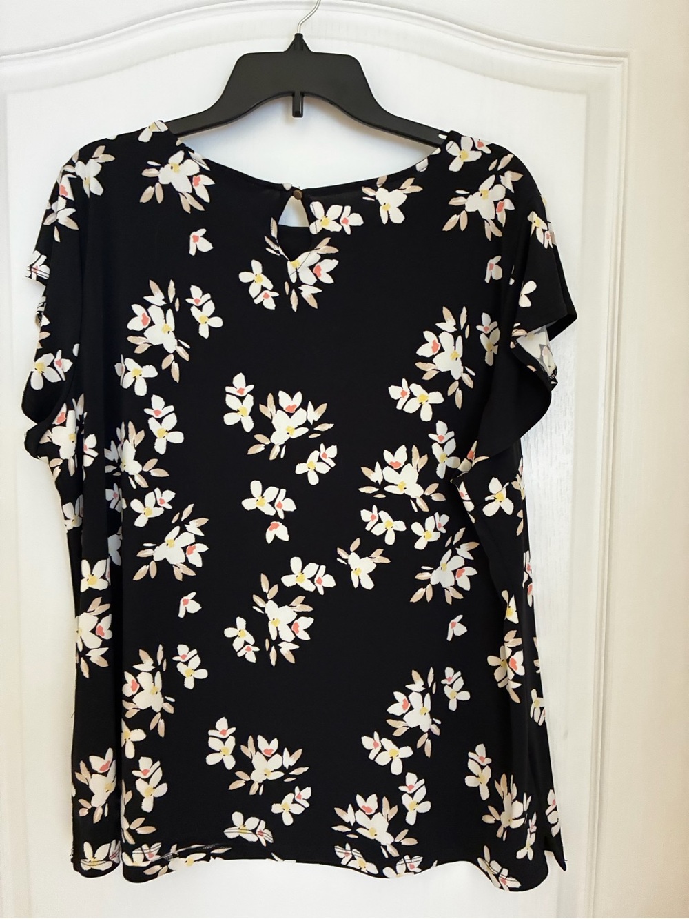 Liz Claiborne Black Floral Flutter-Sleeve Top